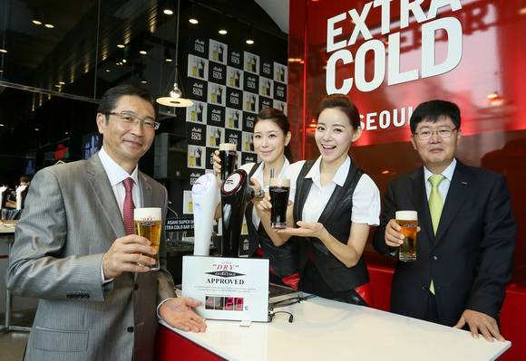▲ 8일 강남역에서 개최된 롯데아사히주류 '엑스트라 콜드바' 오픈 설명회에서 일본 아사히 맥주의 코우지 아키요시 사장(맨 왼쪽)과 롯데주류 이재혁 사장(맨 오른쪽)이 매장 직원들과 오픈을 기념하는 건배를 하고 있다.