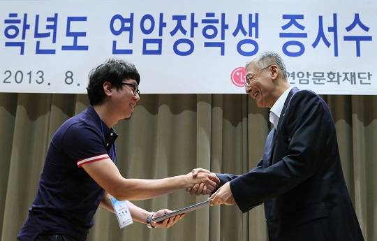 ▲ 8일 여의도 LG트윈타워에서 열린 '연암장학생 증서수여식'에서 강유식 LG경영개발원 부회장(오른쪽)이 김현태 전북대 생물학과 박사과정 연구원(왼쪽)에게 장학증서를 수여하고 있다