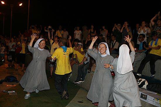 ▲ 제주 강정마을에서 해군기자 건설 반대 이벤트를 연출하고 있는 가톨릭 신부-수녀들.ⓒ