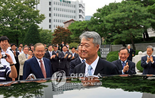 ▲ 2006년 8월, 권성 헌법재판관이 퇴임식을 마친 뒤 직원들의 박수를 뒤로 한 채 승용차에 오르는 모습.ⓒ 연합뉴스