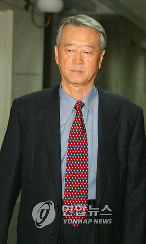 ▲ 2004년 3월 서울 재동 헌법재판소에서 열린 노무현 전 대통령에 대한 탄핵심판 관련 평의에 참석하는 권성 헌법재판관의 모습.ⓒ 연합뉴스