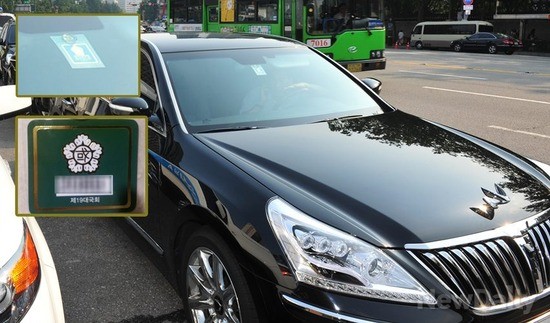 ▲ 민주당이 설치한 천막당사 주변에 주차돼 있는 [국회 마크] 차량, 현역 국회의원의 차량임을 표시하는 [국회 마크]가 앞 유리 한 가운데 붙어있다.ⓒ 뉴데일리 이종현 기자