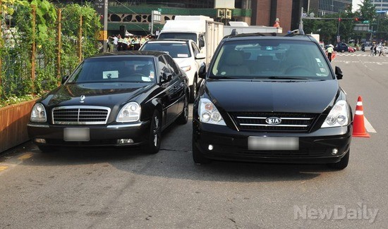 ▲ 민주당이 설치한 천막당사 주변에 주차돼 있는 차량들.ⓒ 뉴데일리 이종현 기자