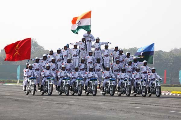 ▲ '종친떼' 패거리는 촛불시위를 할 때 혹시 이렇게 깃발을 들듯 촛불 든 사람을 떠받치는 걸까? 사진은 인도군의 퍼레이드 묘기..