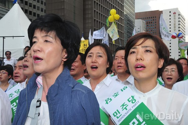 ▲ 지난 3일 민주당 의원들이 서울 청계천 광장에서 대선불복 정치선동을 벌이고 있는 모습. ⓒ이종현 기자