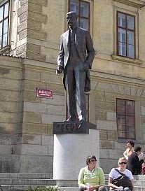 체코 프라하 성 앞에 우뚝 서 있는 건국대통령 마사리크 동상.
