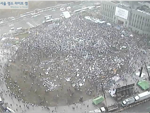 ▲ 김한길 민주당 대표와 의원들이10일 오후 서울광장에서 열린 '민주주의 회복과 국정원 개혁촉구 2차 국민보고대회'에서 애국가를 부르고 있다. ⓒ 연합뉴스