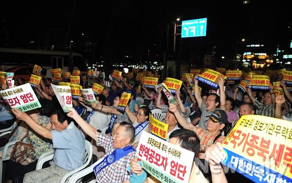 ▲ 10일 저녁 7시 한국자유총연맹, 대한민국재향경우회, 북한민주화위원회 등이 주도한 [반국가 종북세력 대척결 국민대회]가 서울 중구 국가인권위원회 앞 도로 인근에서 열렸다.ⓒ 뉴데일리 정상윤, 이미화 기자
