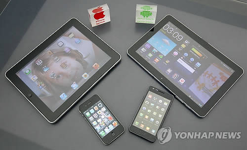 ▲ 삼성전자와 애플의 스마트폰과 태블릿PC 특허 침해 소송이 제기된 애플의 아이패드(왼쪽 위), 아이폰4(왼쪽 아래)와 삼성전자의 갤럭시탭10.1(오른쪽 위), 갤럭시S2(오른쪽 아래)의 모습