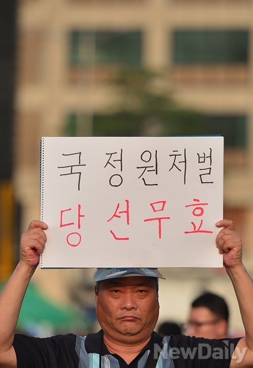 ▲ 10일 열린 서울광장 떼촛불 집회에서 한 참가자가 박근혜 대통령의 당선무효를 주장하고 있다. 있다. ⓒ정상윤 기자