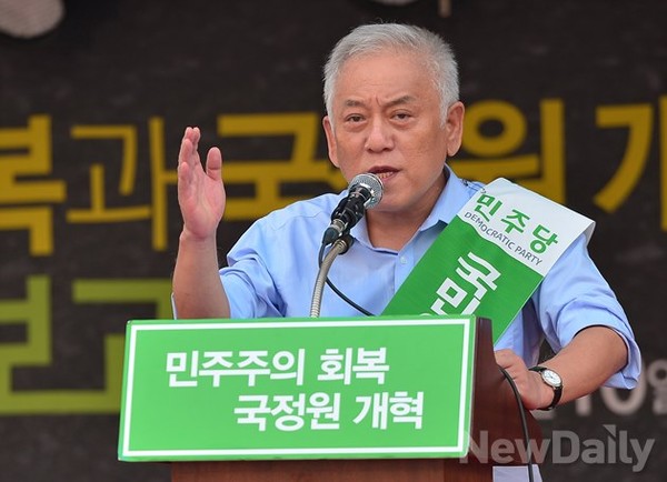 ▲ 민주당 김한길 대표가 10일 열린 서울광장 떼촛불 집회에서 박근혜 대통령을 비난하고 있다. ⓒ정상윤 기자