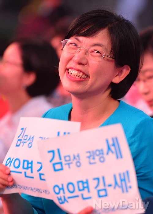 ▲ 10일 서울광장에서 열린 대선불복 떼촛불 집회에 참석한 통합진보당 이정희 대표가 선동을 벌이며 기뻐하는 모습. ⓒ정상윤 기자