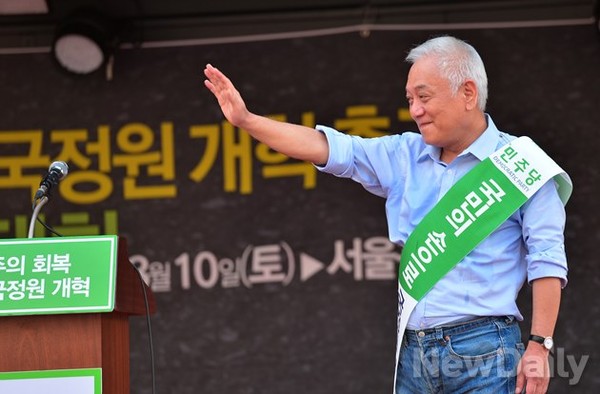 ▲ 10일 서울광장에서 열린 대선불복 떼촛불 집회에서 참가자들에게 손을 흔들고 있는 민주당 김한길 대표. ⓒ정상윤 기자