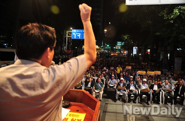 ▲ 집회 사회자가 참석시민들에게 연호제창을 외치고 있다.