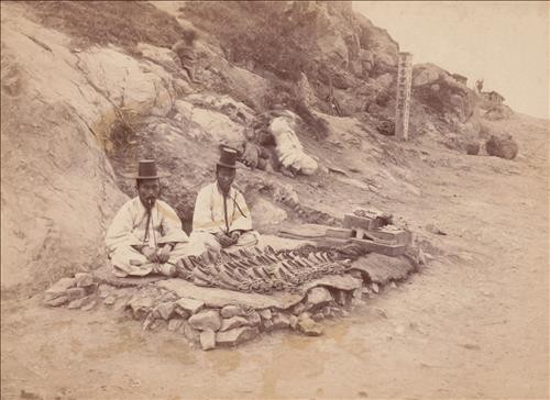 ▲ 1890년 초 경남지역에서 짚신을 파는 장사들의 모습.