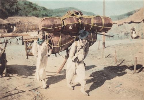 ▲ 1920년 초 진주에서 촬영한 항아리 장수 부부의 모습. 흑백 사진에 채색을 한 사진임.