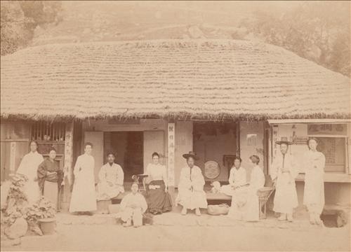 ▲ 1893년 부산 좌천동에 호주선교사들이 처음 구입해 살던 초가집. 