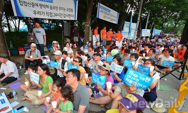 ▲ 서울 서초구 내곡동 헌인릉 앞 인도를 차지한 촛불시위대.