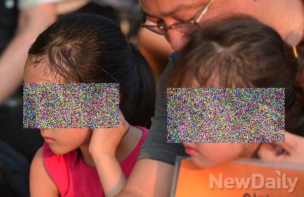 ▲ 오후 7시 무렵 종북진영 촛불시위대에는 유치원생이나 초등학생으로 보이는 어린이들도 있었다. 아이들은 무더위에 영문도 모른 채 시위에 동원된 것으로 보였다.