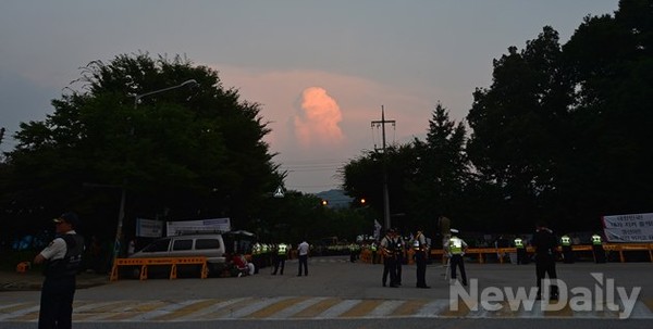 ▲ 11일 오후 7시 30분 무렵, 해가 지는 가운데도 양측의 집회는 이어졌다.