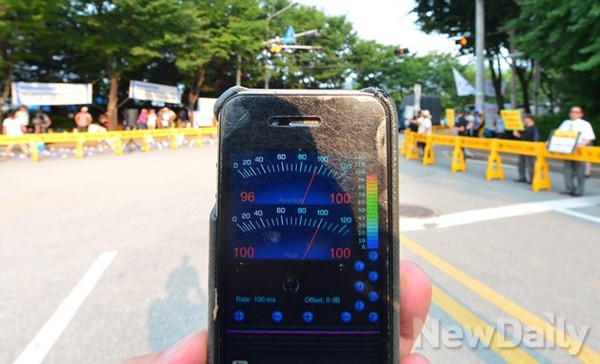 ▲ 스마트폰 앱으로 측정한 양측 소음. 경찰은 애국단체 쪽에게만 과태료를 부과하고 "조용히 해 달라"고 요구했다.