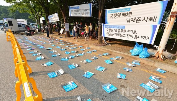 ▲ 종북진영은 저녁에 시위에 합류할 사람들을 위해 촛불과 핸드피켓을 준비해 놓고 있었다..