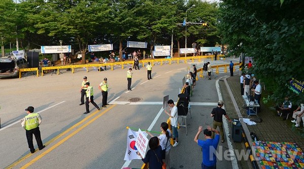 ▲ 오후 5시를 전후한 종북진영(왼쪽)과 애국단체(오른쪽)의 집회 현장.