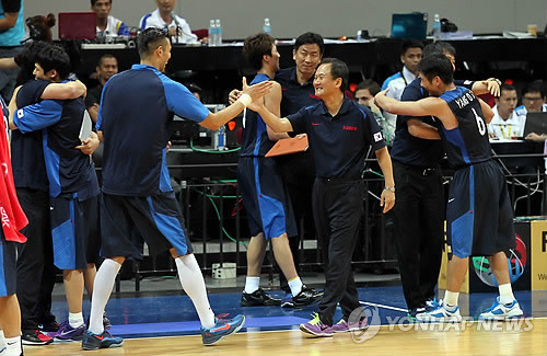 ▲ 11일(한국시각) 필리핀에서 열린 아시아남자농구선수권대회에서 3위를 확정하고 즐거워하고 있는 대한민국 남자농구대표팀 선수들과 유재학 감독(가운데). 3위까지 내년 8월 스페인에서 열리는 농구월드컵 출전권이 주어진다ⓒ연합뉴스