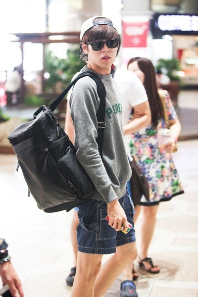 ▲ 지난 10일 출국한 이현우 ⓒ온라인 커뮤니티