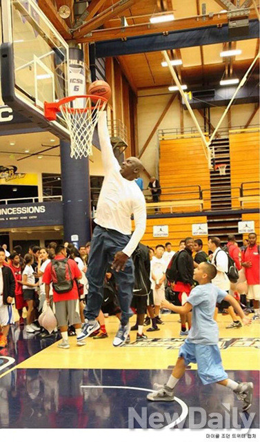 ▲ 덩크슛을 선보인 50세 마이클 조던ⓒ마이클조던 트위터