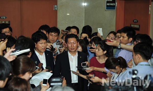 ▲ 국정원 국조특위 권성동 새누리당 간사(왼쪽)와 정청래 민주당 간사가 7일 오후 국회 정론관에서 원세훈 전 국정원장과 김용판 전 서울경찰청장을 포함한 총 29명의 증인을 채택하기로 합의한 내용을 발표한 뒤 나와 기자들의 질문에 답하고 있다.ⓒ이종현 기자