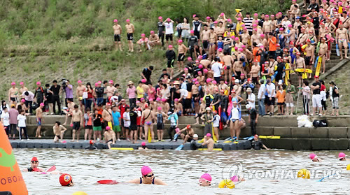 ▲ 지난해 한강을 수영으로 건넜던 학생들ⓒ연합뉴스