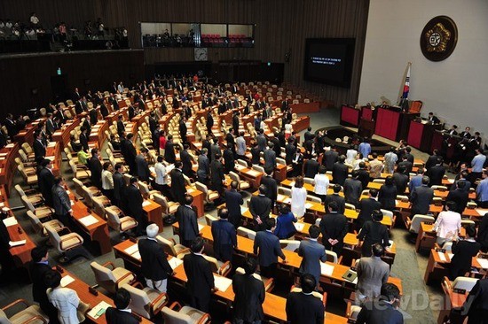 ▲ 12일 오후 열린 국회 본회의에서 [국가정보원 댓글 의혹 사건 진상규명 국정조사특별위원회] 활동 기간을 오는 23일까지로 연장하는 안건이 의결되고 있다. 의원들은 국회 본회의장 공사로 전자투표 시스템이 가동되지 않아 기립표결로 안건을 의결했다.ⓒ이종현 기자