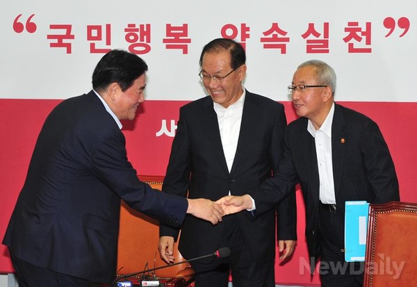 ▲ 최경환 새누리당 원내대표, 황우여 새누리당 대표, 현오석 경제부총리(왼쪽부터)