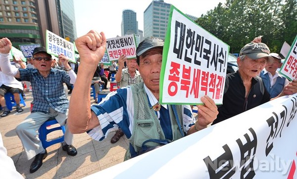 ▲ 대한민국 어버이연합을 비롯한 시민들이 12일 오후 서울광장에 있는 민주당 천막당사 앞에서 기자회견을 열고, 민주당이 전기를 불법으로 끌어다 쓰고 있다며 도전(盜電) 의혹을 제기했다.ⓒ 정상윤