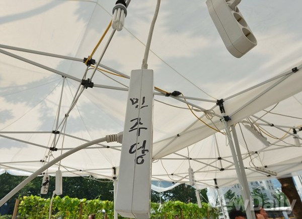 ▲ 서울광장에 설치된 민주당 천막당사.ⓒ 정상윤