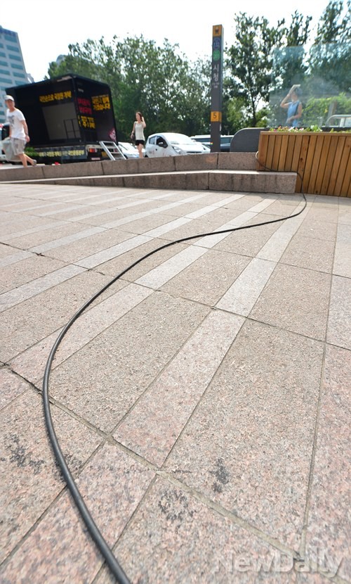 ▲ 지하철 1호선, 2호선이 만나는 서울메드토 시청역의 전기를 끌어쓰고 있는 민주당 천막당사.ⓒ 정상윤