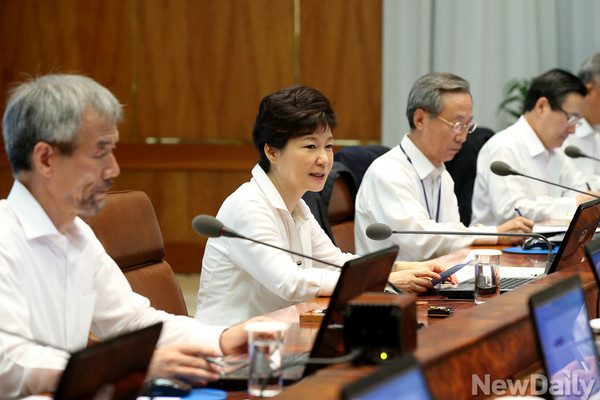 ▲ 박근혜 대통령이 12일 수석비서관 회의를 청와대에서 주재하고 있다. ⓒ 뉴데일리