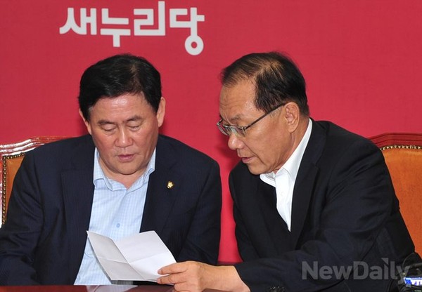 ▲ 12일 오후 국회에서 열린 의원총회에서 황우여 새누리당 대표(오른쪽)와 최경환 원내대표가 이야기를 하고 있다. ⓒ이종현 기자