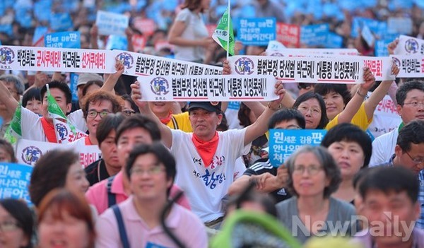 ▲ 10일 오후 서울광장에서 열린 촛불집회에서 참석자들이박근혜 대통령 OUT을 외치고 있다. ⓒ 정상윤 기자