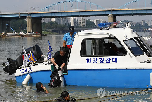 ▲ 김종률 민주당 전 의원이 한강에 투신했다는 신고가 접수돼 경찰과 소방당국이 12일 오후 서초구 반포동 서래섬 수상레저 주차장 등에서 수색작업을 하는 모습.ⓒ연합뉴스