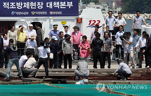 ▲ 박근혜 대통령이 13일 오후 경남 통영시 저림리 앞바다의 적조 피해 현장을 방문, 한 양식장에서 적조피해에 따라 조치되는 치어방류 모습을 지켜보고 있다. ⓒ 연합뉴스