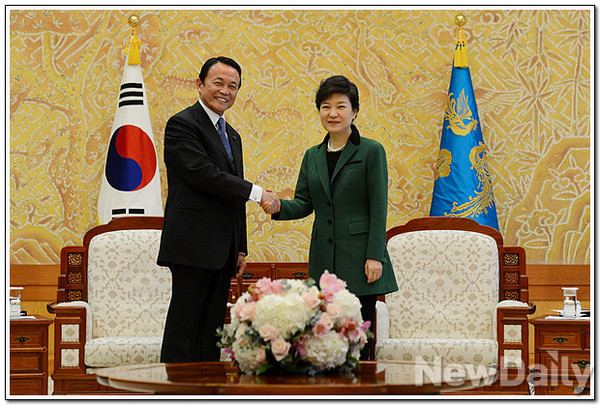 ▲ 지난 2월 박근혜 대통령이 취임을 축하하기 위해 방문한 아소 다로 일본 부총리를 만나 악수를 나누고 있다. ⓒ 자료사진