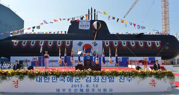 ▲ 해군은 13일 거제 대우조선해양 옥포조선소에서 214급 잠수함 4번함 '김좌진 함' 진수식을 가졌다..