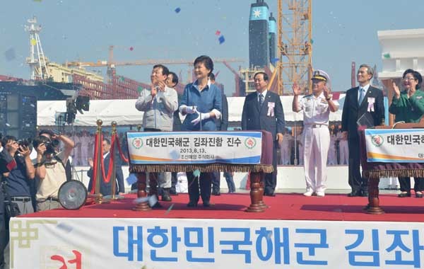 ▲ 박근혜 대통령이 '김좌진 함'의 테이프를 자르고 있다. 대통령이 직접 테이프 커팅을 한 건 처음이다.