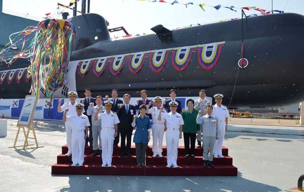 ▲ '김좌진 함' 진수식 이후 포즈를 취한 박근혜 대통령과 군 관계자, 대우조선해양 임직원들.