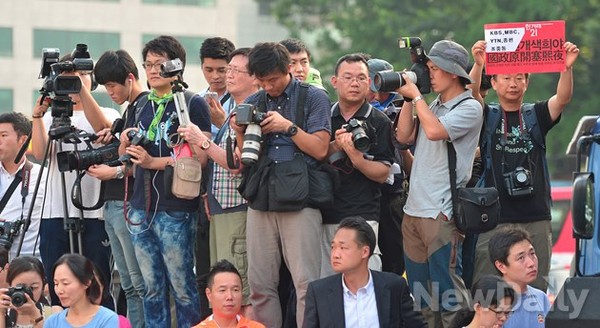 ▲ 10일 촛불집회가 열린 서울시청앞 광장에서 [한겨레21]이 배포한 빨간색 종이(오른쪽 끝 한 남자)ⓒ정상윤