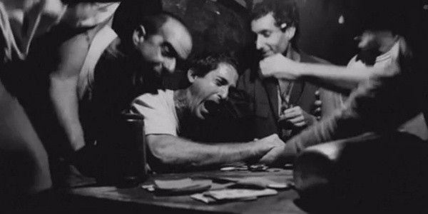 ▲ 이 광고 필름은 철저히 카메라의 시각에서 촬영됐다. 탁자 위에 카메라를 둔 채 군인들과 망중한을 보내는 사진가의 모습.