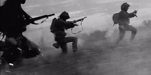 ▲ 고지를 향해 진격하는 군인들과 함께 사진가도 달리고….