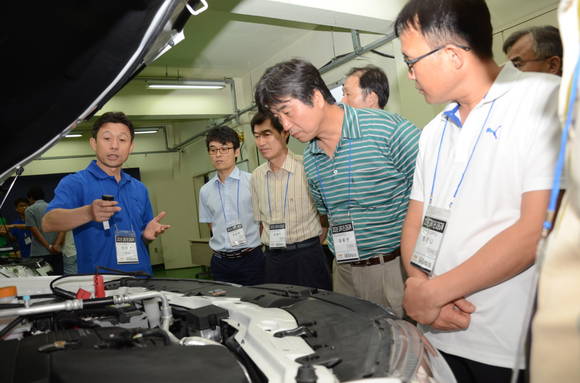 ▲ 한국지엠 정비 기술 강사가 참가 교원에게 엔진 등 자동차 동력장치에 대해 설명하고 있다.ⓒ한국지엠